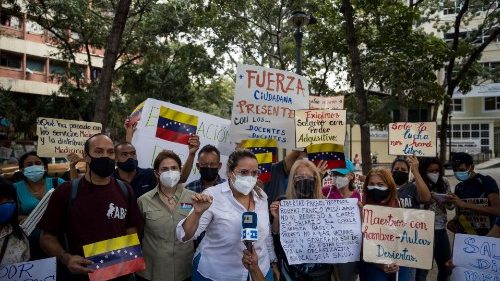 Des enseignants vénézuéliens manifestent à Caracas, lundi 25 octobre 2021, contre la reprise des cours dans les salles de classe. Une mesure contestée au vu de la situation sanitaire et économique. 