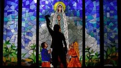 Vitral com Nossa Senhora de Fátima na Igreja de São Barnabé em Tangerang, Indonésia.