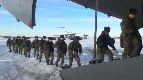 रूस के नेतृत्व वाला सैन्य गठबंधन शांति सैनिकों का कजाकिस्तान में प्रवेश