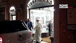 Посетата на Папата на продавницата за плочи Stereosound