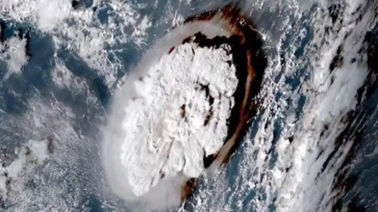 汤加海底火山爆发