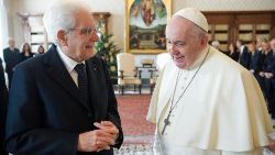 Papa Francesco e Mattarella in una foto di archivio sull'udienza in Vaticano a gennaio 2022