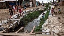 L'inquinamento in un canale che divide due villaggi a Iquitos, nella regione amazzonica del Perù