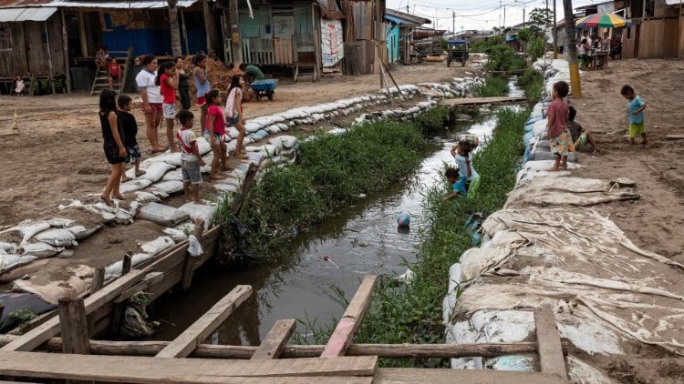 L'inquinamento in un canale che divide due villaggi a Iquitos, nella regione amazzonica del Perù