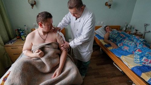 Krankenhaus in Brovary bei Kiew: Ein Arzt untersucht einen verwundeten ukrainischen Soldaten nach einem nächtlichen Beschuss 
