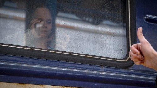 Em meio à guerra, menina despede-se de seu pai antes de deixar Kiev em um trem