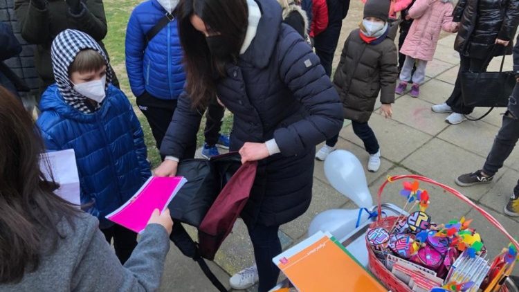 Італія: зустріч дітей, що прибули з України, в італійській школі, 7 березня 2022