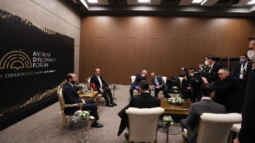 Vatikan-Diplomat Gallagher bei Dialogforum in der Türkei