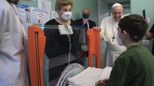 Mariella Enoc, Präsidentin der Vatikan-Kinderklinik Bambino Gesù, und Papst Franziskus besuchen einen ukrainischen Patienten (März 2022)