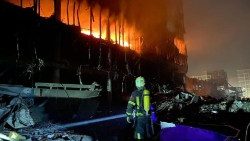 Ucraina: bombe su Kiev, in fiamme centro commerciale