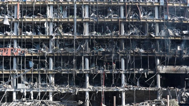 폭격으로 파괴된 우크라이나의 한 건물