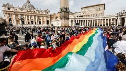 Demonstrators pray for peace in St Peter's Square