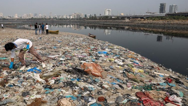 Tworzywa sztuczne i odpady na plaży Mahim w Bombaju