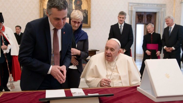 Archivbild: Bundesrat Ignazio Cassis (links) beim Papst vor der Gardevereidigung am 6. Mai 2022