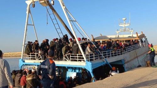 Un barcone con 450 migranti arrivato nei giorni scorsi al porto di Pozzallo (Ragusa)