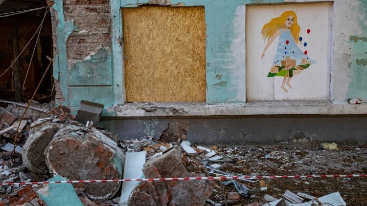 O que sobrou de escola de Mariupol, agora ocupada por forças russas. (EPA/Sergei Ilnitsky)