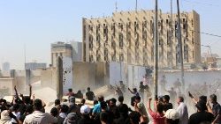 Tüntetők a bagdadi kormányépületek közelében