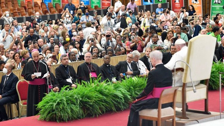 Franziskus mit Mitgliedern der Päpstlichen Akademie der Wissenschaften im September 2022