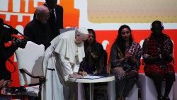 Ferenc pápa aláírja a Ferenc gazdasága egyezményt a fiatalok egy képviselőjével együtt