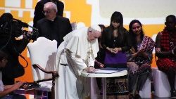 Папата подписва Пактът на младите хора