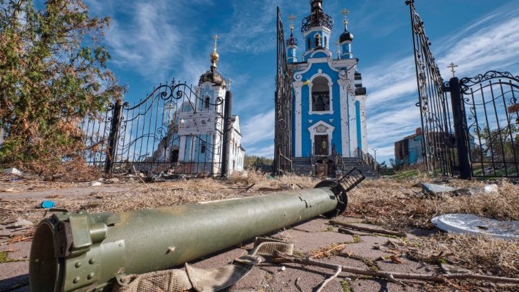 Munizioni militari davanti ad una chiesa distrutta nell'area di Donetsk