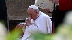Foto pápeža Františka pri modlitbe za pokoj na Ukrajine pri Koloseu v októbri 2022 