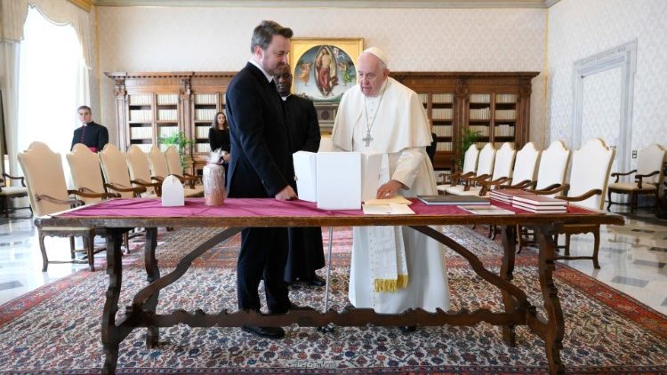 Papst Franziskus mit den Premierminister von Luxemburg, Xavier Bettel, im Oktober 2022