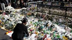 Eine Frau legt Blumen für die Opfer der Halloween-Massenpanik in Seoul nieder