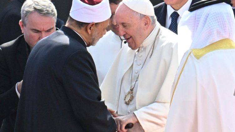 Papa Francisco com Al-Tayyeb na Esplanada do Sakhir Royal Palace em Awalli, Reino do Behrein, em 4 de novembro de 2022.