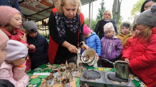 Schülerinnen und Schüler in Lviv (Ukraine)