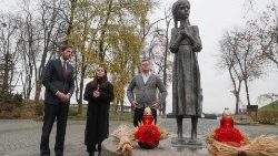 2022 lapkričio 15 d. Ukrainos ir Olandijos užsienio reikalų ministrai padėjo gėlių prie Holodomoro aukoms skirto paminklo Kijive
