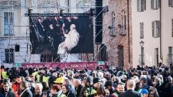 An der Begegenung mit dem Papst konnten die Gläubigen auch über Großbildschirme außerhalb der Kathedrale teilnehmen