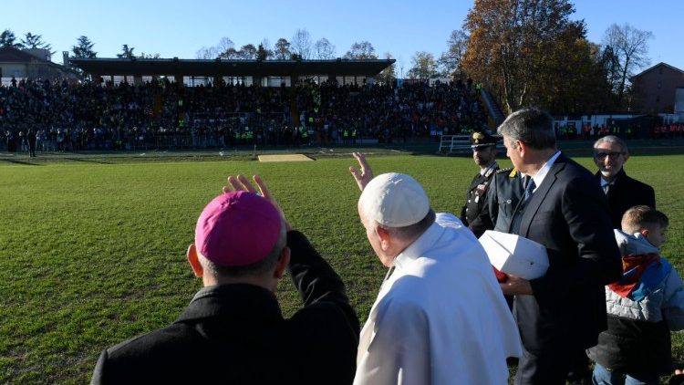Il saluto del Papa ai bambini e ragazzi di Asti prima della partenza per il Vaticano. Accanto a lui il vescovo Prastaro