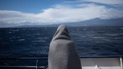 Monsignor Perego: la Chiesa resta vicino ai migranti