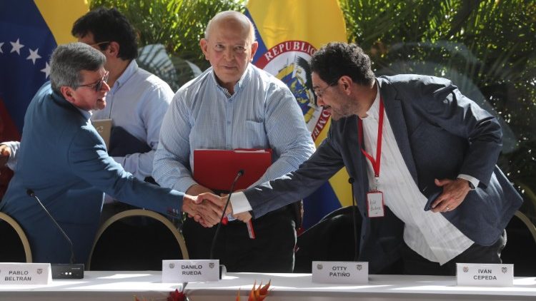 ELN-Kommandant Pablo Beltrán (l.) und der kolumbianische Regierungsvertreter Iván Cepeda schließen die erste Verhandlungsrunde in Caracas im Dezember 2022 ab, jedoch ohne Einigung auf einen Waffenstillstand