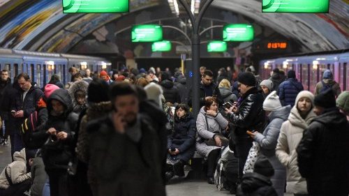 Ucraina: Kyiv sotto attacco. La gente si rifugia nella metro