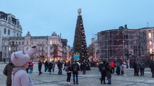 Un albero di Natale allestito in una piazza a Kyiv