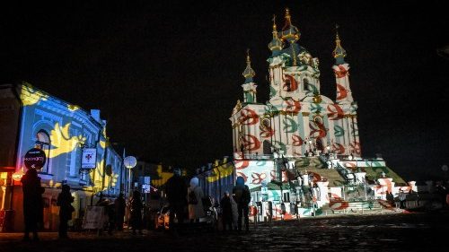 Festbeleuchtung an einer Kirche in Kyiv in der Nacht auf Samstag