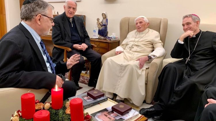 Pater Lombardi (2. von links) Anfang Dezember zu Besuch bei Benedikt