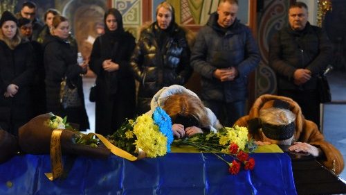 Pais e amigos participam em Kiev do funeral do soldado morto em combate, Oleksandr