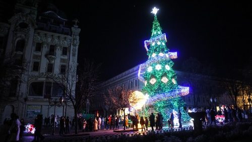 Un albero di Natale a Odessa sullo sfondo di un palazzo bombardato