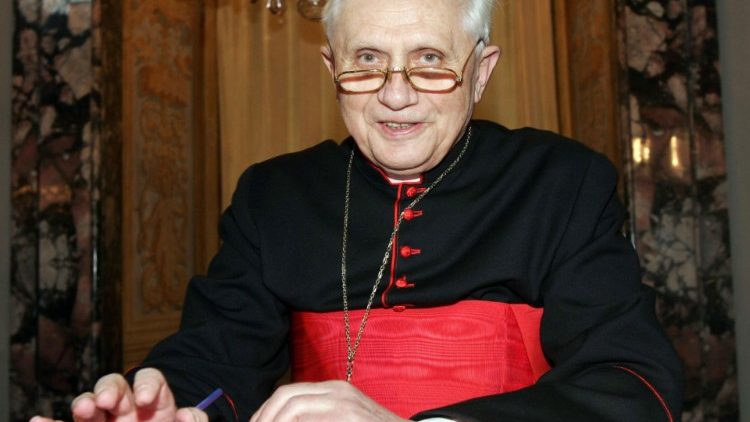 Kardinal Joseph Ratzinger bei einer Buchvorstellung