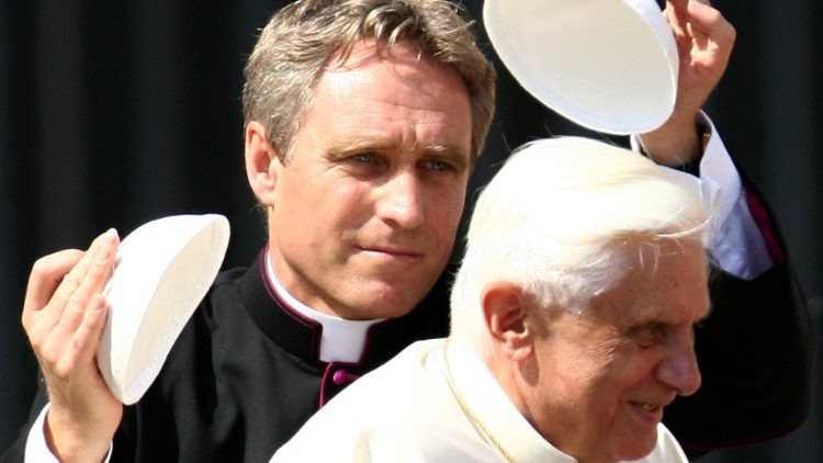 Gänswein 2006 mit Benedikt XVI. auf dem Petersplatz