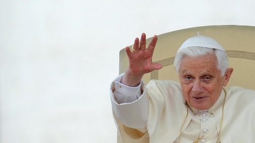 D: Gedenkband erinnert an Papst Benedikt 