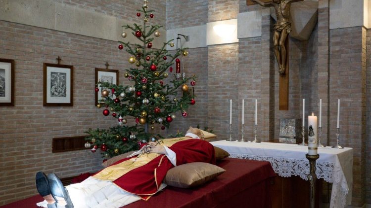 Kaplica w klasztorze Mater Ecclesiae z ciałem papieża Benedykta XVI niedługo po jego śmierci, 1 stycznia 2023 r.