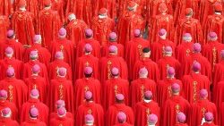 Kardinäle und Bischöfe bei einer Messfeier auf dem Petersplatz