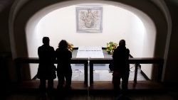Fiéis em oração diante do túmulo de Bento XVI