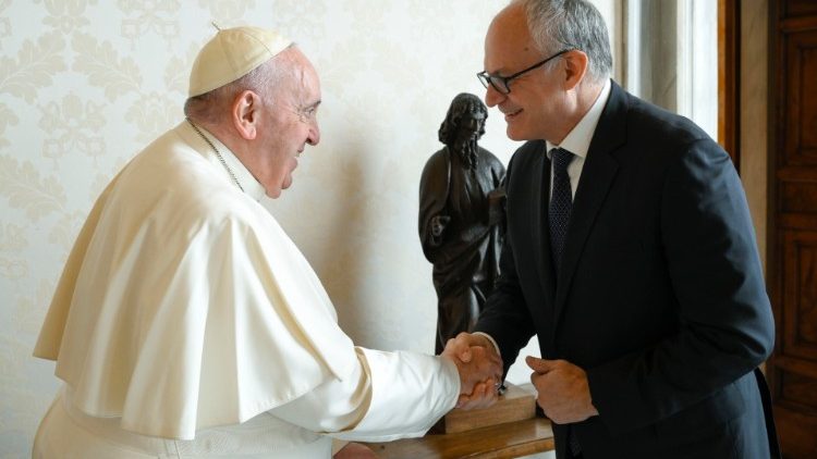 Il sindaco di Roma Roberto Gualtieri in una foto del gennaio 2023 con Papa Francesco. Oggi Gualtieri è stato ospite di Radio Vaticana con Voi