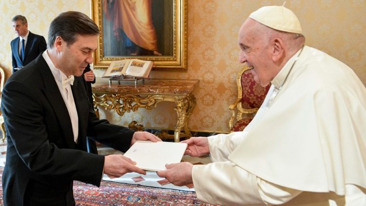 Remise au Pape François d'une lettre de crédence au cours de la cérémonie officielle d'accréditation des ambassadeurs