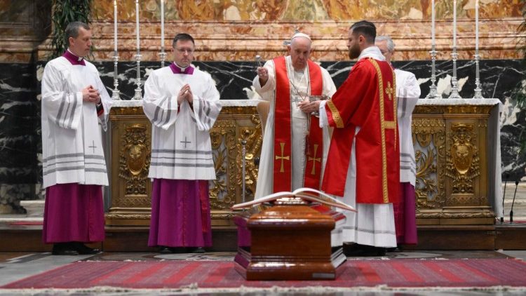 Le Pape François bénissant le cercueil du cardinal Pell, samedi 14 janvier.